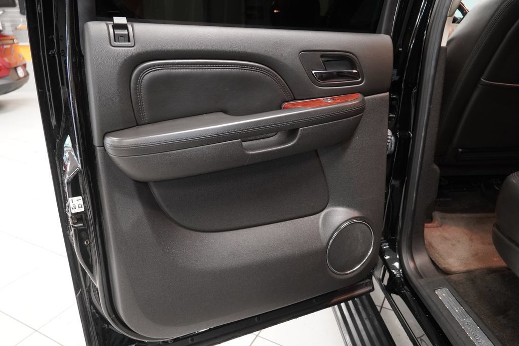 Used 2013 Cadillac Escalade ESV Premium AWD/4WD image 26