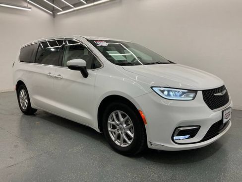 Used 2023 Chrysler Pacifica Touring-L FWD image 8