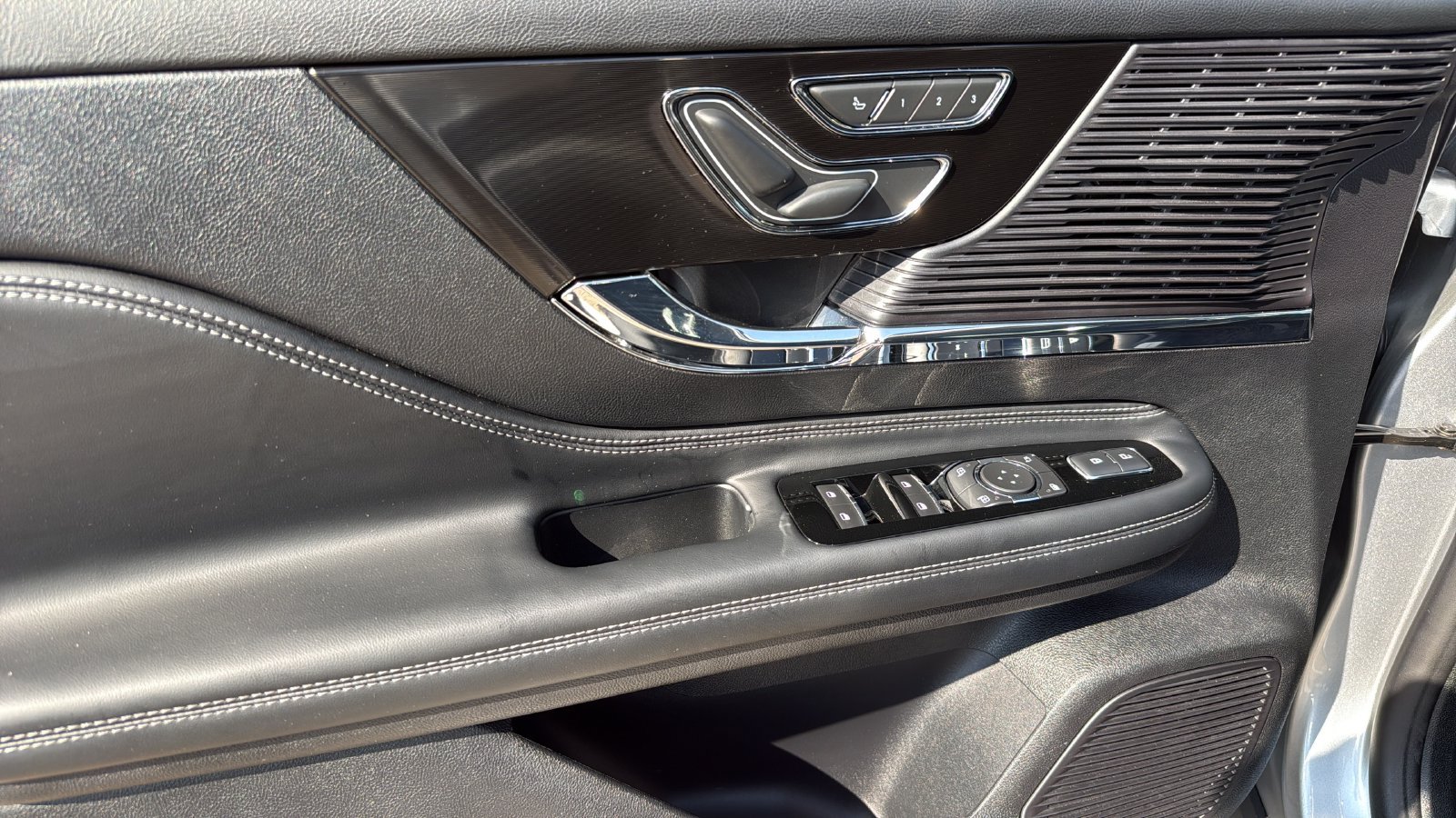 Used 2022 Lincoln Corsair FWD w/ Premium Package image 11