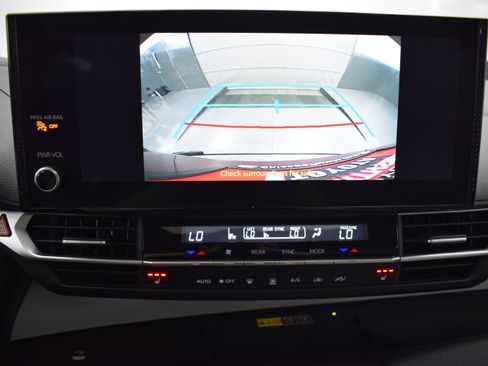 Used 2025 Toyota Sienna XLE FWD image 18
