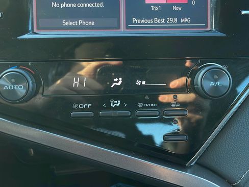 Used 2020 Toyota Camry SE image 16