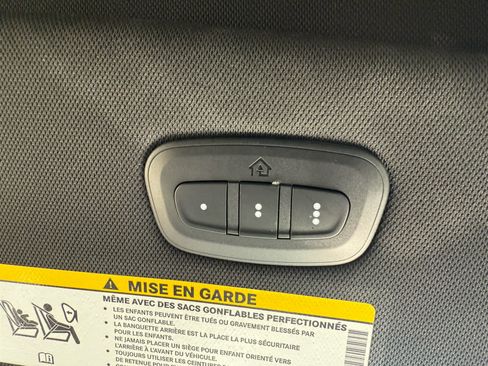 Used 2025 Chrysler Pacifica Select image 24