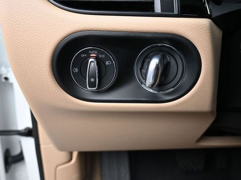 Certified 2025 Porsche Macan AWD/4WD image 24