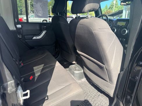 Used 2018 Jeep Wrangler Unlimited Sahara AWD/4WD image 30