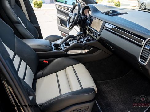 Used 2023 Porsche Cayenne Turbo AWD/4WD image 27