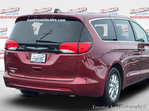 Used 2022 Chrysler Voyager LX image 7