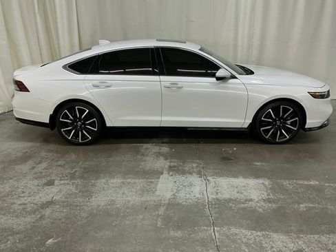 Used 2023 Honda Accord Touring image 2