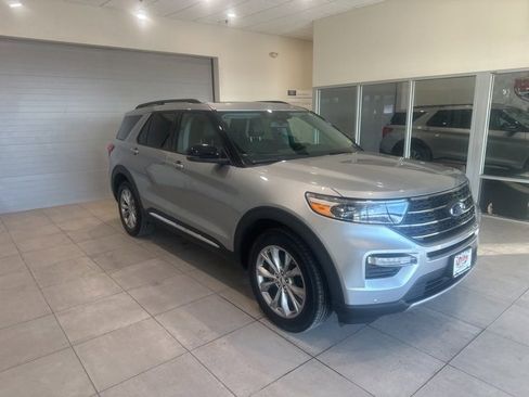 Used 2024 Ford Explorer XLT w/ Equipment Group 202A image 3