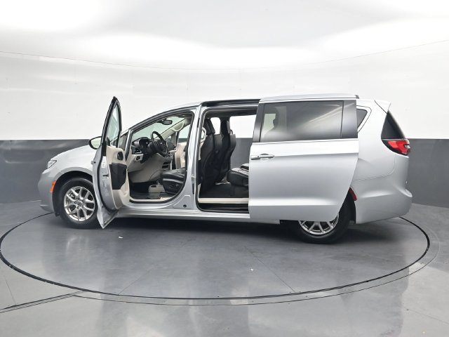 Used 2023 Chrysler Pacifica Touring-L FWD image 41