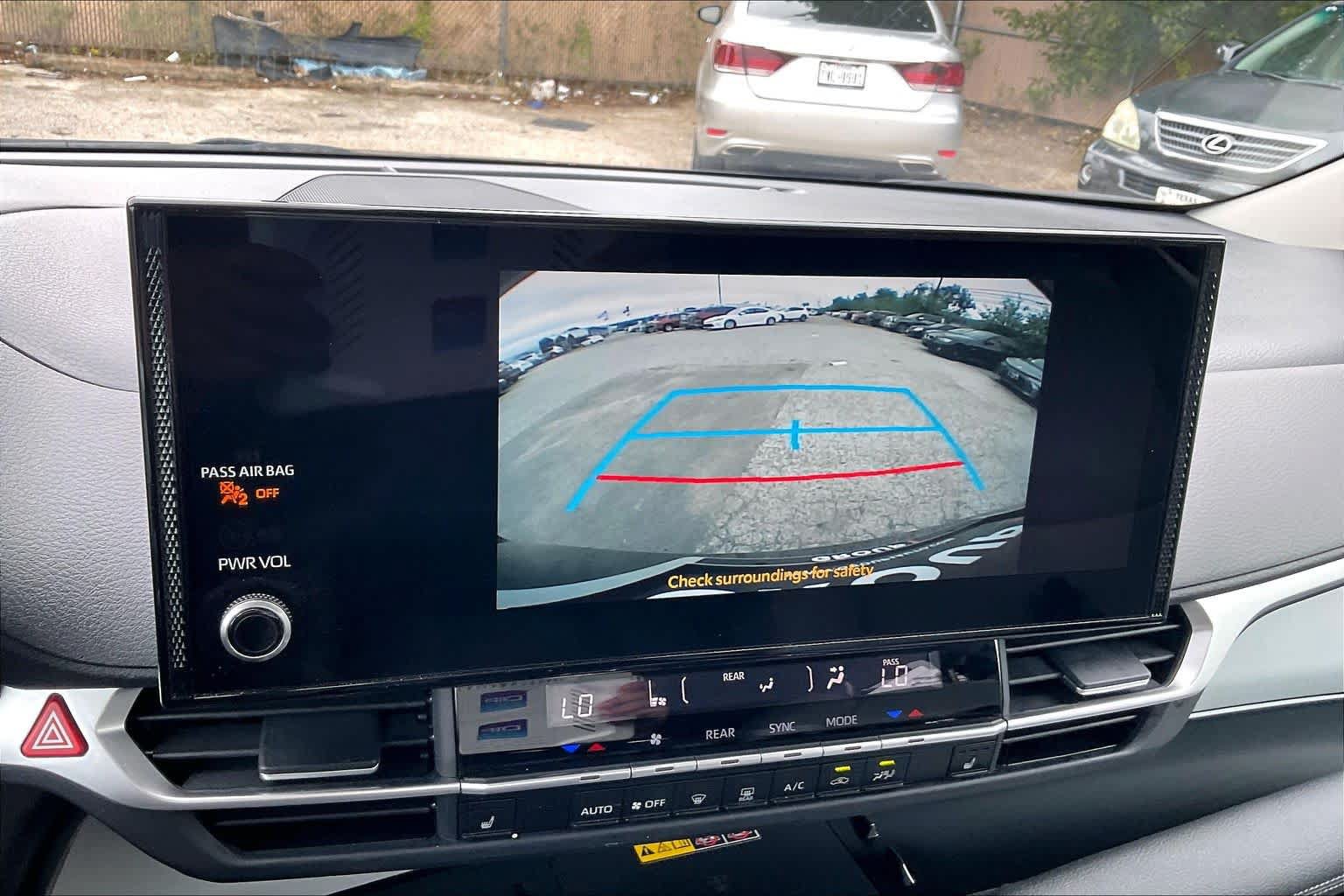 Used 2025 Toyota Sienna XLE FWD image 26