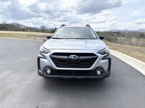 Used 2025 Subaru Outback Premium AWD/4WD image 2