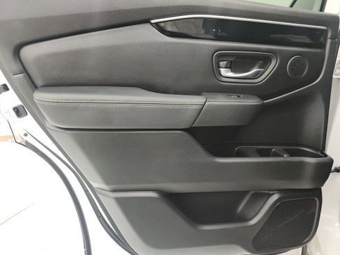 Used 2025 Honda Pilot EX-L image 9