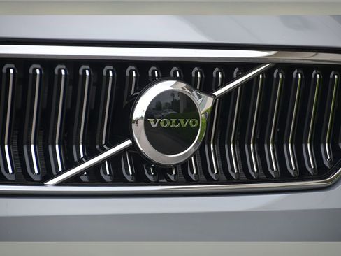 Certified 2025 Volvo XC40 B5 Core w/ Protection Package Premier image 9