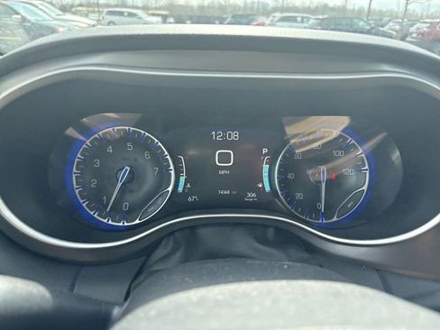 Used 2023 Chrysler Pacifica Touring-L image 26