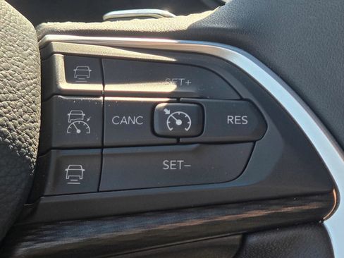 Used 2025 Jeep Grand Cherokee Altitude AWD/4WD image 27