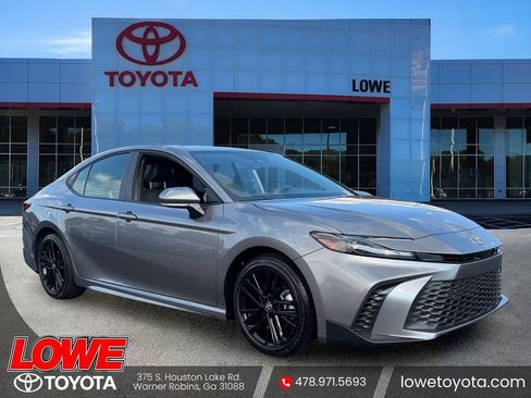 Used 2025 Toyota Camry SE w/ Convenience Package FWD image 1
