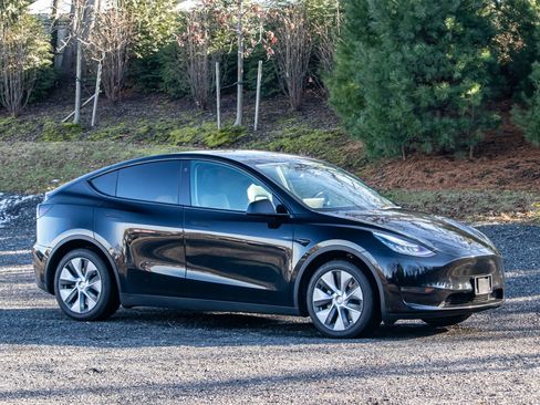 Used 2022 Tesla Model Y Long Range image 11