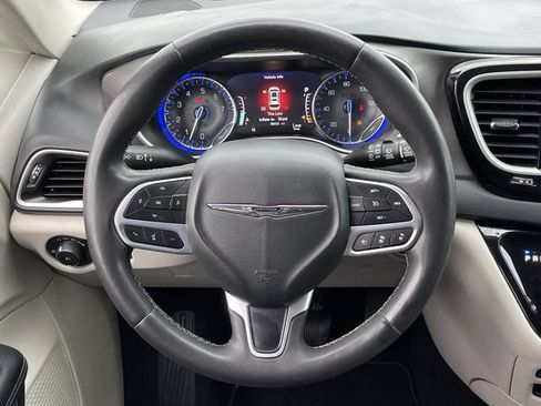 Used 2023 Chrysler Pacifica Touring-L FWD image 11