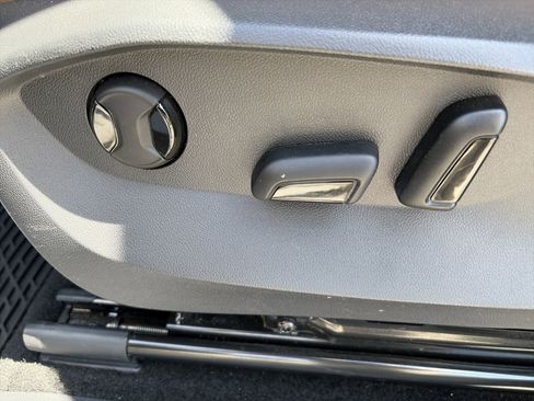 Used 2023 Volkswagen Tiguan SE FWD image 33