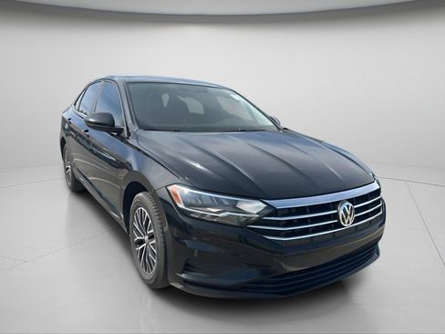 Used 2020 Volkswagen Jetta SE w/ SE Cold Weather Package FWD image 2