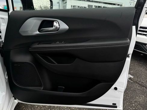 New 2026 Chrysler Pacifica Limited w/ Uconnect Theater Family Group image 14