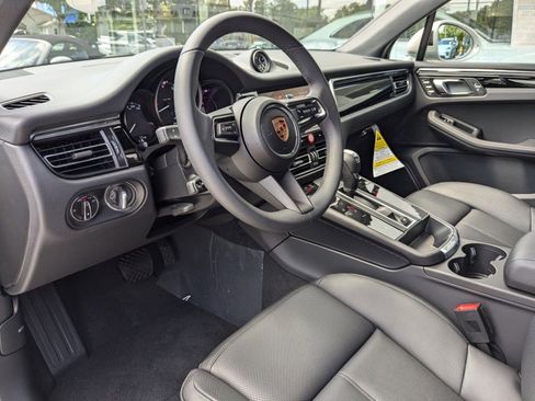 Certified 2025 Porsche Macan image 4