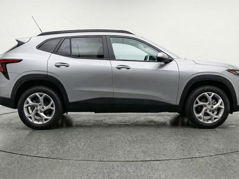 Used 2025 Chevrolet Trax LT w/ LT Convenience Package image 11