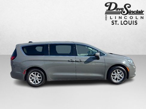Used 2023 Chrysler Pacifica Touring-L FWD image 2