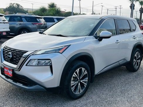 Used 2023 Nissan Rogue SV image 3