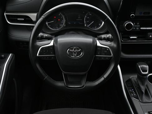 Used 2023 Toyota Highlander LE FWD image 10