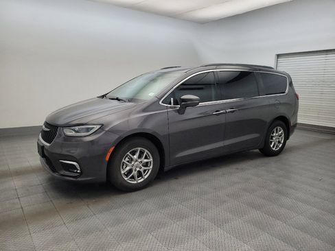 Used 2021 Chrysler Pacifica Touring FWD image 2