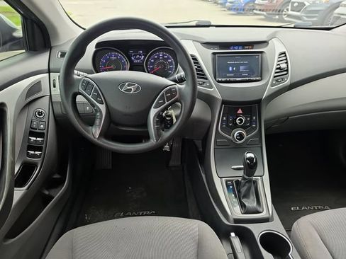 Used 2015 Hyundai Elantra SE w/ Option Group 02 FWD image 8