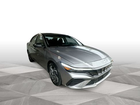 Used 2025 Hyundai Elantra SEL FWD image 2