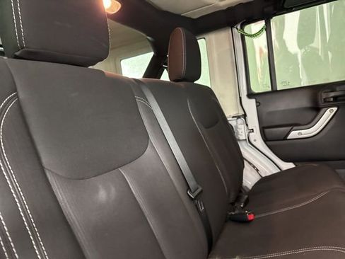 Used 2015 Jeep Wrangler Unlimited Rubicon w/ Connectivity Group image 18