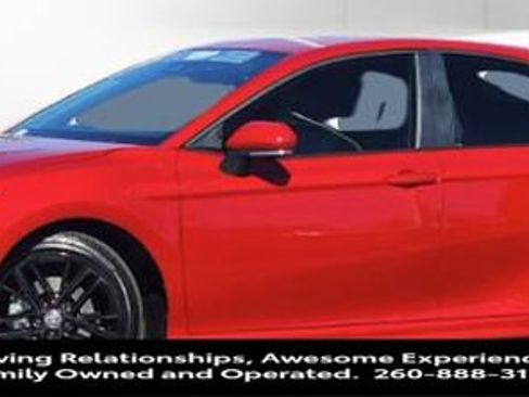 Used 2025 Toyota Camry SE image 3