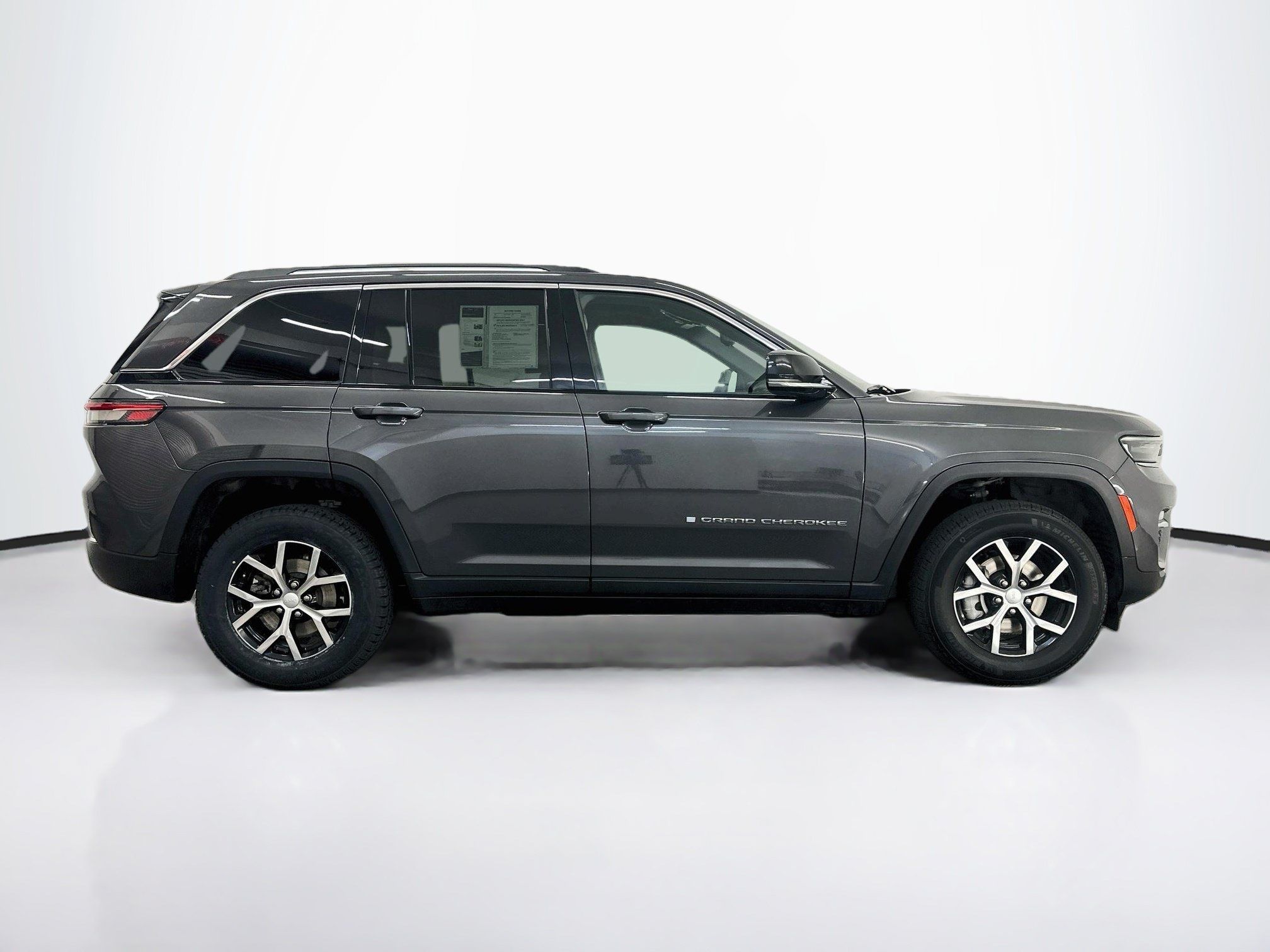Used 2023 Jeep Grand Cherokee Limited AWD/4WD image 10