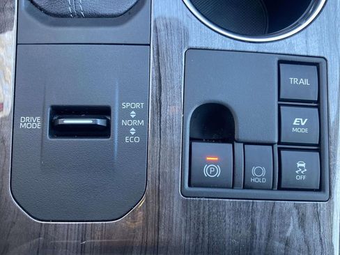 Used 2023 Toyota Highlander Platinum image 18