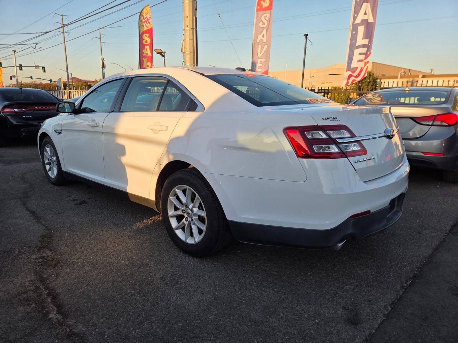 Used 2015 Ford Taurus SE FWD image 2