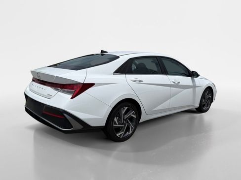 Used 2025 Hyundai Elantra Limited FWD image 5
