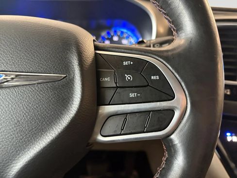 Used 2020 Chrysler Pacifica Touring-L FWD image 31