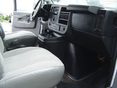 Used 2018 GMC Savana 3500 LT w/ LT Preferred Equipment Group RWD image 9