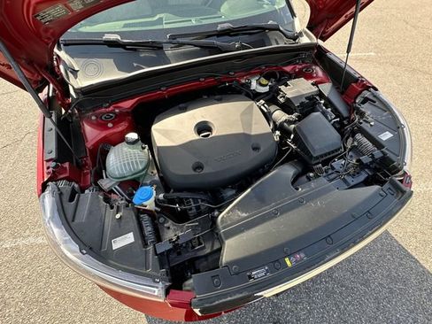 Used 2019 Volvo XC40 T4 Momentum image 30