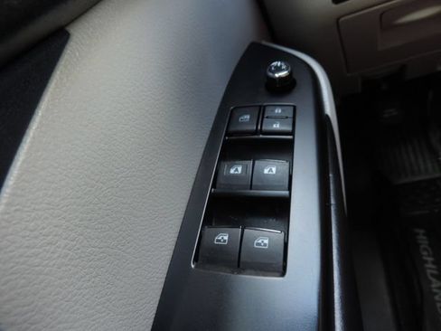 Used 2019 Toyota Highlander Plus FWD image 29