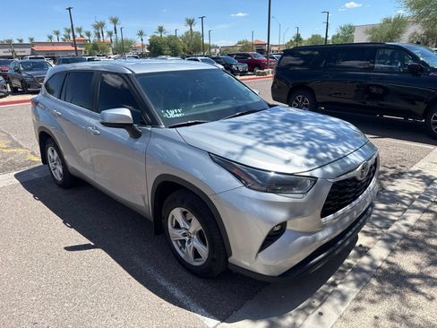Used 2024 Toyota Highlander LE FWD image 3