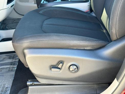 Used 2021 Chrysler Pacifica Touring image 19