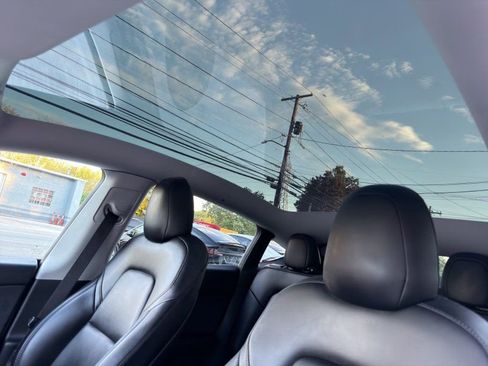 Used 2022 Tesla Model Y Long Range image 19