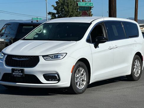 Used 2024 Chrysler Pacifica Touring-L FWD image 9