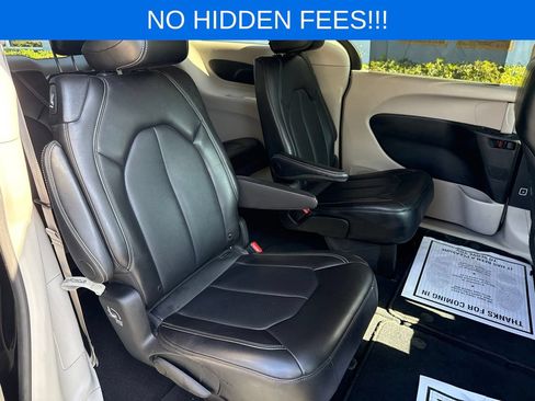 Used 2024 Chrysler Pacifica Touring-L FWD image 24