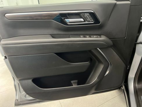 Used 2025 Chevrolet Suburban Z71 image 11