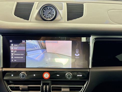 Certified 2025 Porsche Macan AWD/4WD image 18